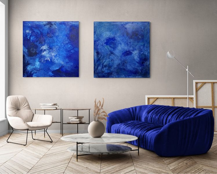 Zwei blaue Bilder von Isabel Kleinert in einem Wohnzimmer