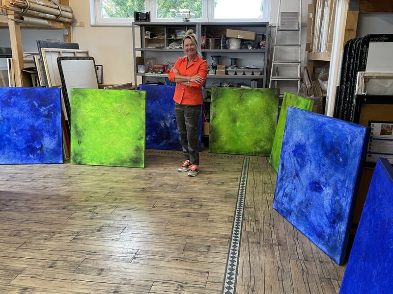 Isabel Kleinert in Atelier mit ihren Bildern
