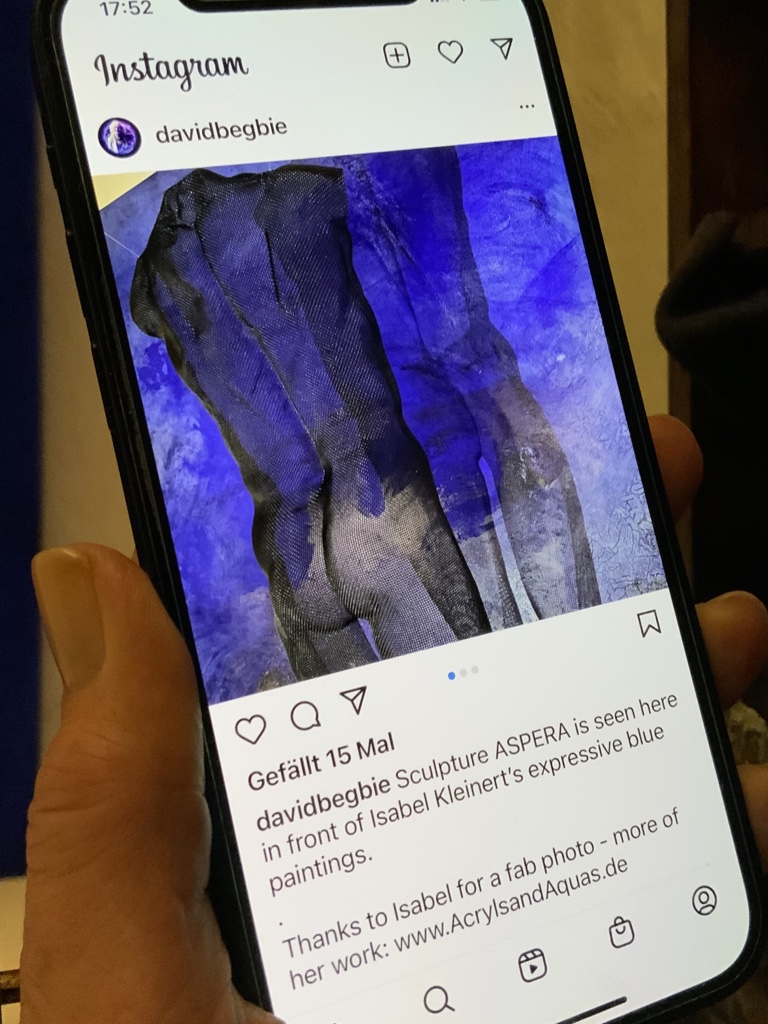 Instagramseite auf Smartphone, Isabel Kleinert
