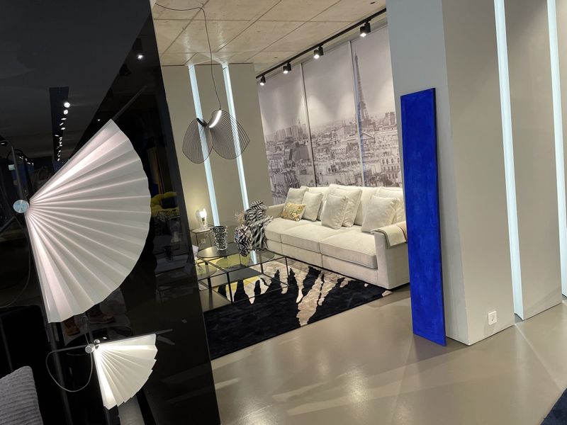 Blaues Bild von Isabel Kleinert in einem modernen Wohnzimmer