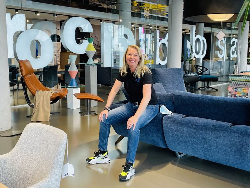 Isabel Kleinert auf blauer Couch
