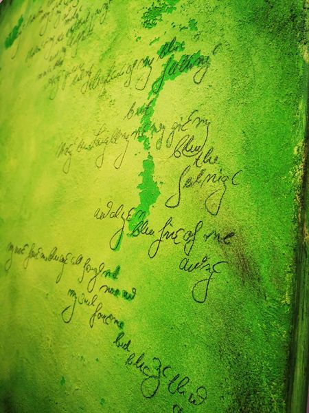 Grünes Bild von Isabel Kleinert mit Schriftzügen