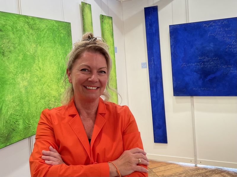 Isabel Kleinert vor fünf ihrer Bilder