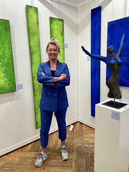 Isabel Kleinert vor fünf ihrer Bilder